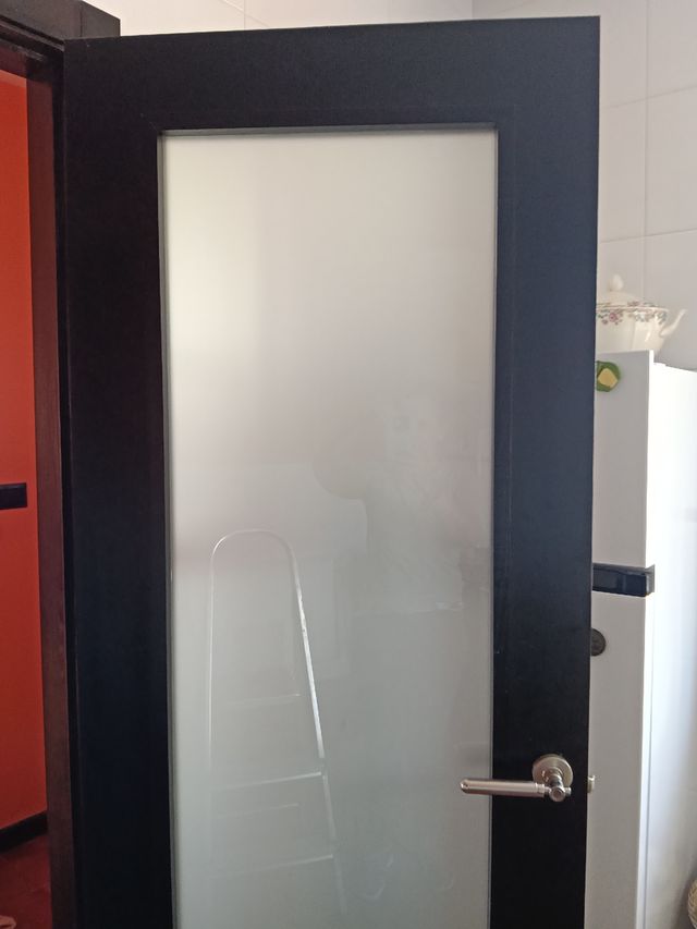 Puerta madera con cristal translúcido