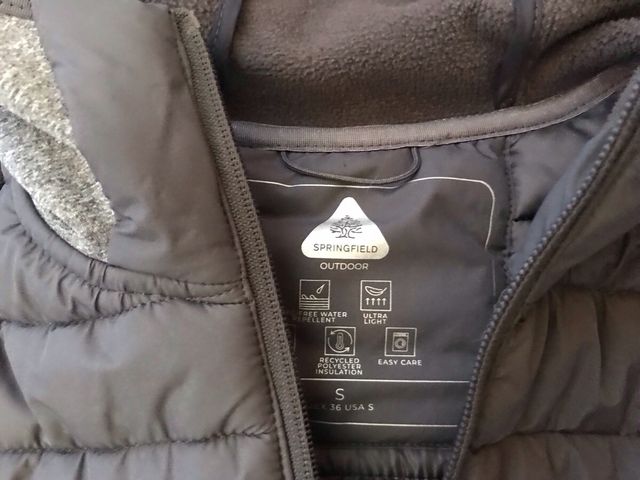 Chaqueta gris con capucha