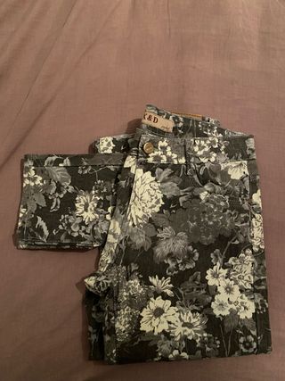 Pantalones K&D Estampado Floral Gris y Blanco