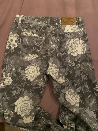 Pantalones K&D Estampado Floral Gris y Blanco