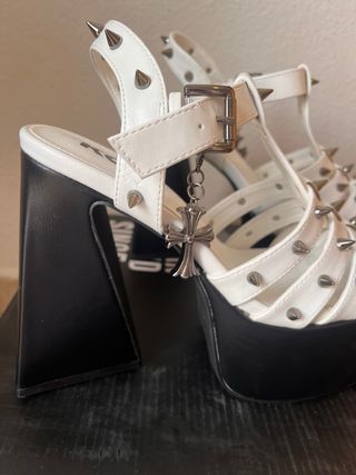 Sandalias plataforma con tachuelas
