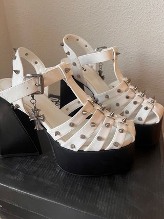 Sandalias plataforma con tachuelas
