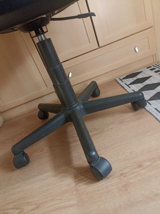Silla de escritorio polipiel negra como nueva.