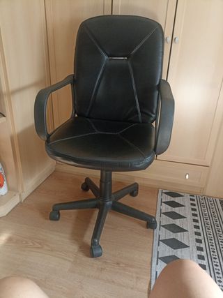 Silla de escritorio polipiel negra como nueva.