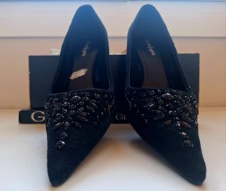 Stilettos negros ante y pedrería. 39