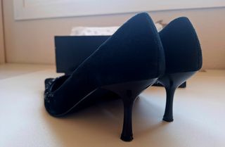 Stilettos negros ante y pedrería. 39