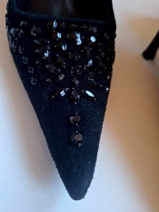 Stilettos negros ante y pedrería. 39