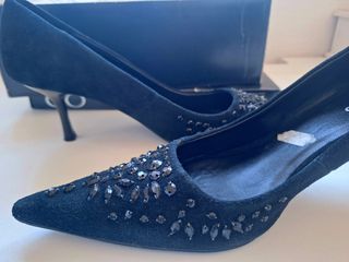 Stilettos negros ante y pedrería. 39