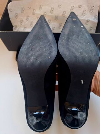 Stilettos negros ante y pedrería. 39