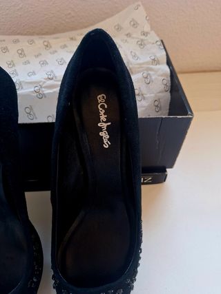 Stilettos negros ante y pedrería. 39