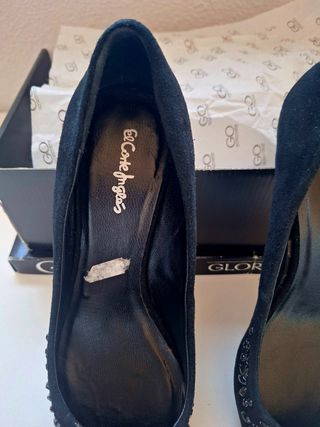 Stilettos negros ante y pedrería. 39