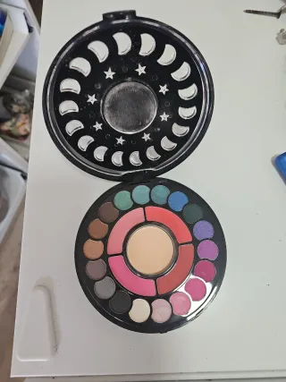 Paleta de sombras y pintalabios it.girl T