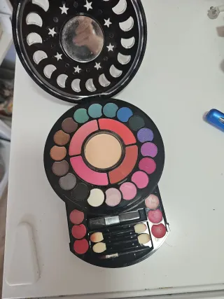 Paleta de sombras y pintalabios it.girl T