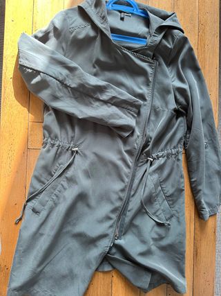 Chaqueta verde con capucha y cremallera asimétrica