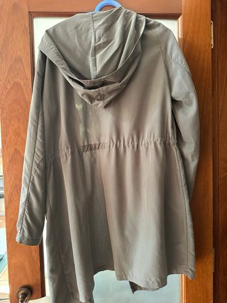 Chaqueta verde con capucha y cremallera asimétrica