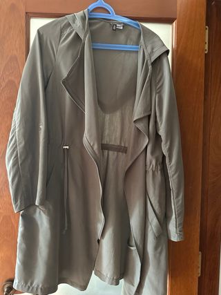 Chaqueta verde con capucha y cremallera asimétrica