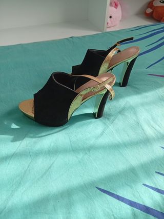 Sandalias de tacón negras y doradas