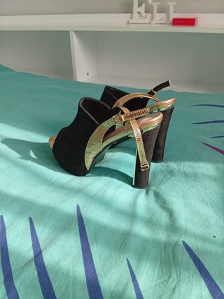 Sandalias de tacón negras y doradas
