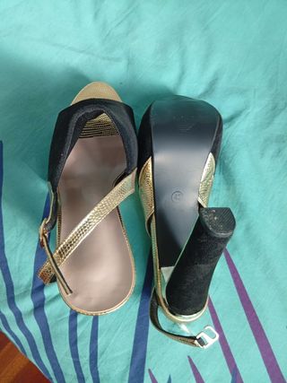 Sandalias de tacón negras y doradas