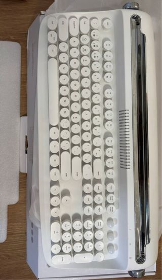 Teclado Retro Bluetooth con Soporte 
marca ACTTO
