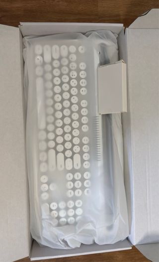 Teclado Retro Bluetooth con Soporte 
marca ACTTO
