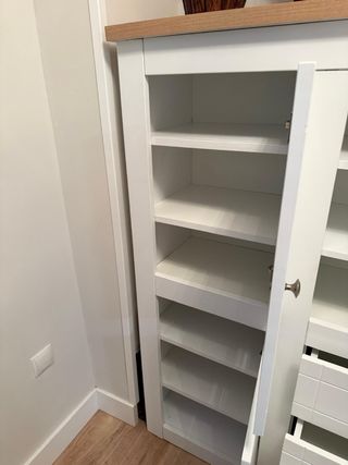 Aparador de madera blanca