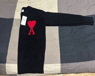 Sudadera Ami Negra con Corazón Rojo