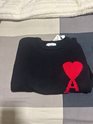 Sudadera Ami Negra con Corazón Rojo