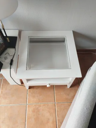 Mesa auxiliar blanca con cristal