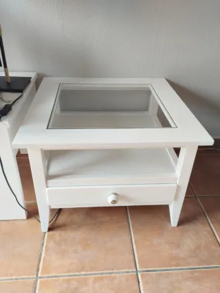 Mesa auxiliar blanca con cristal