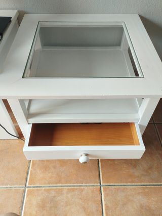 Mesa auxiliar blanca con cristal