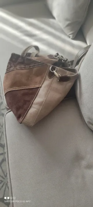 Bolso de piel artesanal marrón y beige