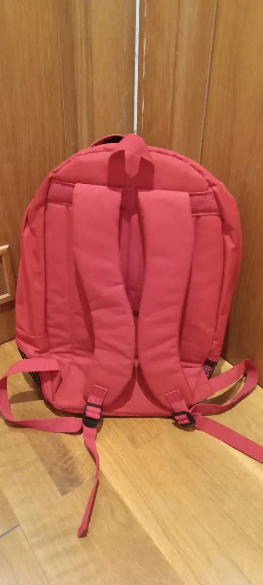 Mochila Turbo Roja. No se ha usado, está nueva.
