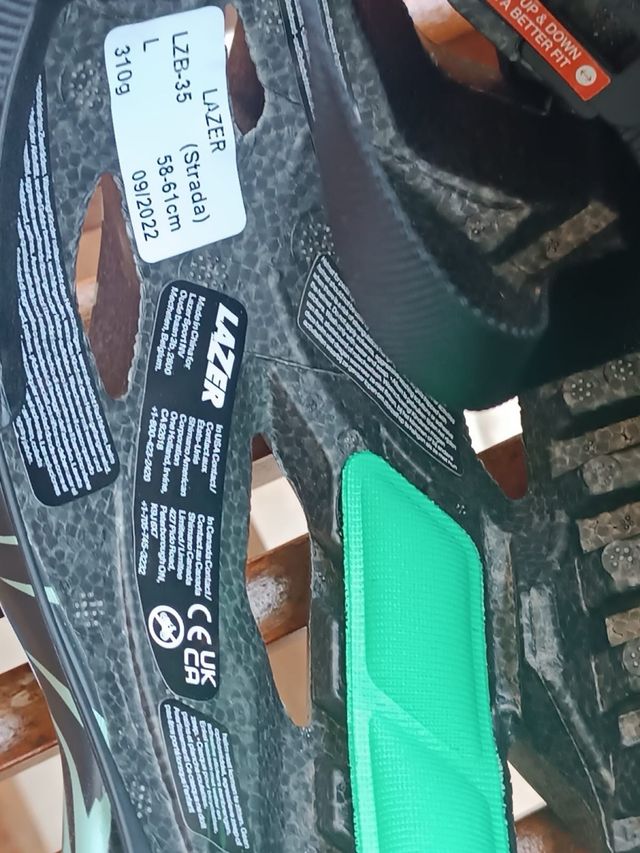 Casco Bici Nero con Fantasia Tropicale