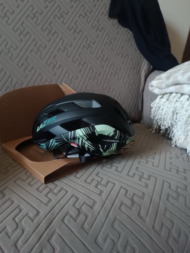 Casco Bici Nero con Fantasia Tropicale