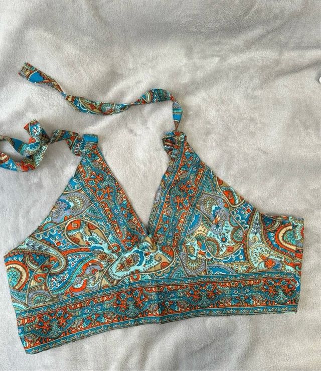 Top estilo halter con estampado paisley de tailand