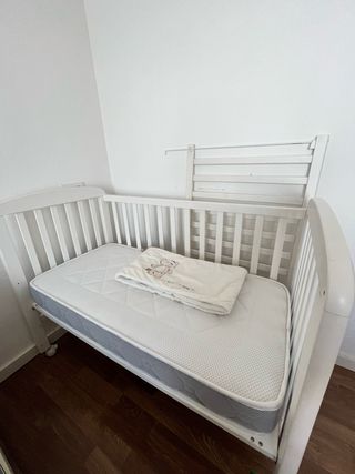Cuna colecho blanca con colchon protector de cuna