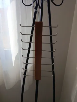 Colgador de corbatas de madera y metal