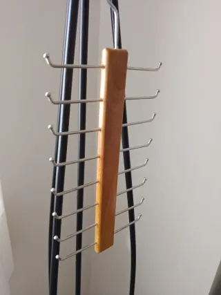Colgador de corbatas de madera y metal