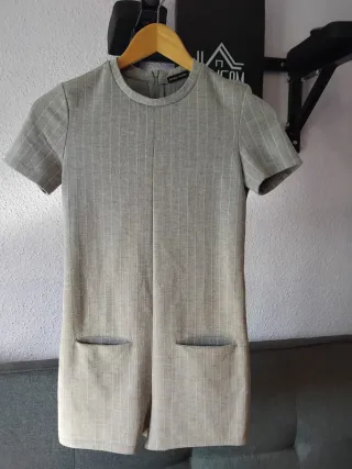Mono Bershka gris con rayas blancas