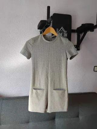 Mono Bershka gris con rayas blancas