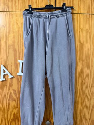 Pantalones grises con puños