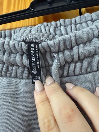 Pantalones grises con puños