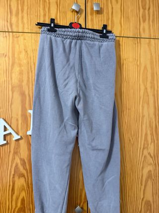 Pantalones grises con puños