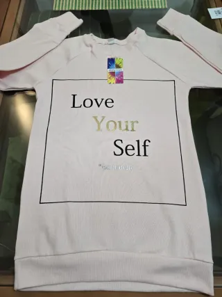 Dos sudaderas y una camiseta.TALLA S
CON ETIQUETA 