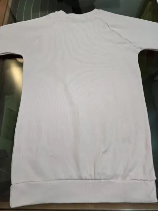 Dos sudaderas y una camiseta.TALLA S
CON ETIQUETA 