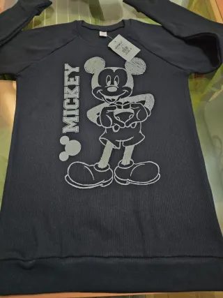 Dos sudaderas y una camiseta.TALLA S
CON ETIQUETA 