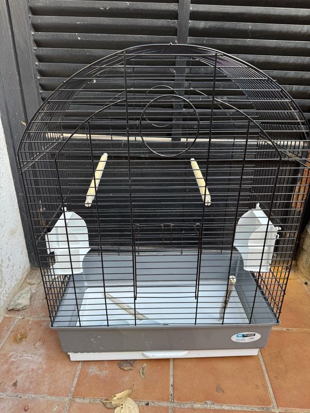 Jaula para pájaros negra y gris