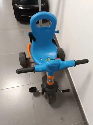 Triciclo infantil azul y naranja