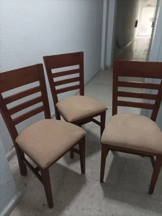 Juego de 3 sillas de madera y sillón puf